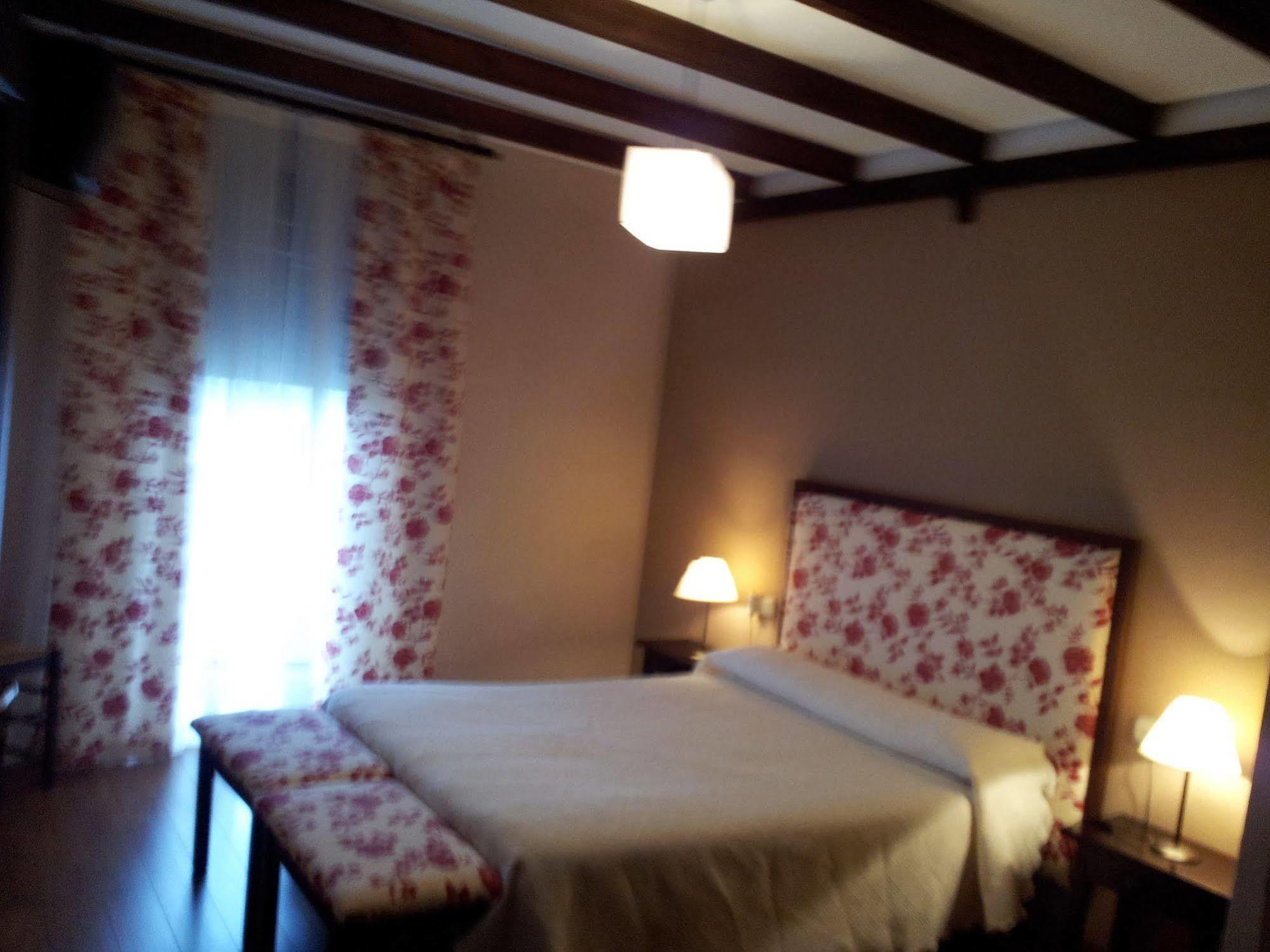 Apartamentos El Mirador Del Soto Sotoserrano المظهر الخارجي الصورة